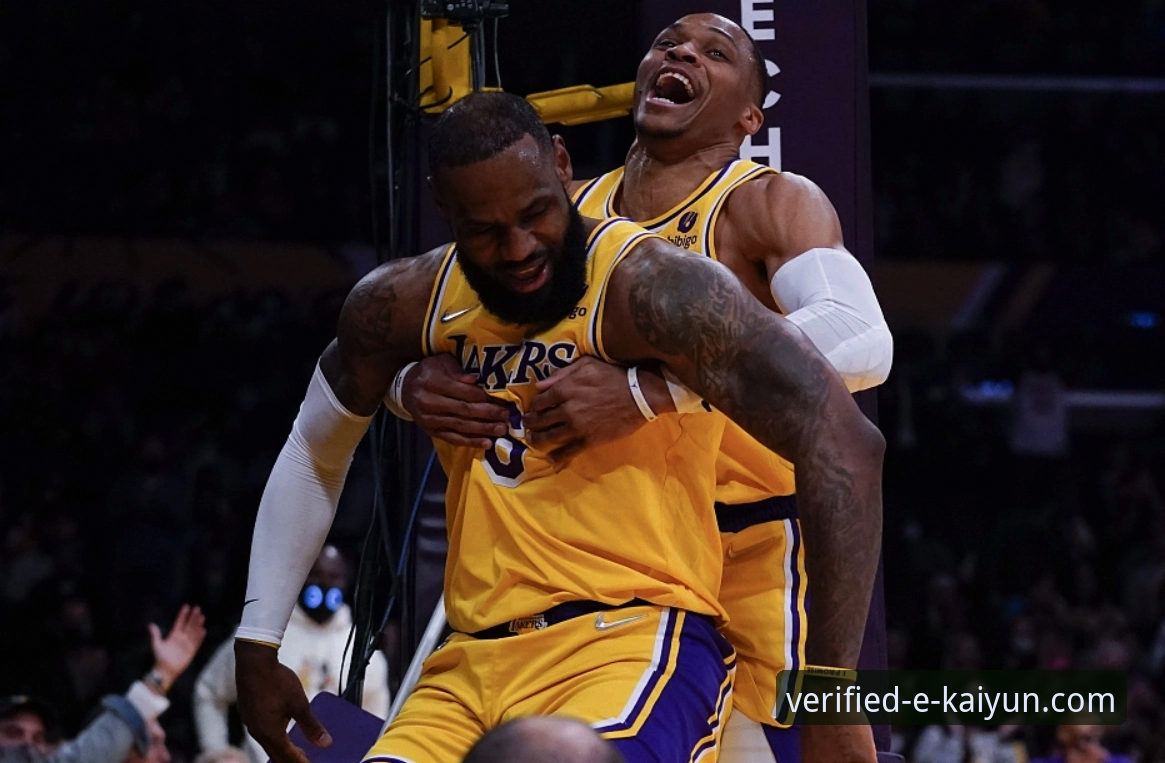 开云体育安卓版手机版 巨星闪耀与团队韧性:湖人险胜步行者背后的战术博弈与平台体验对比